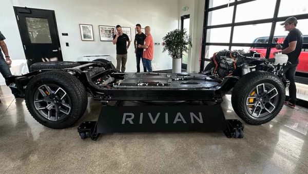 Pack de bateria Max da Rivian parece ser “banha da cobra” – Pela ...