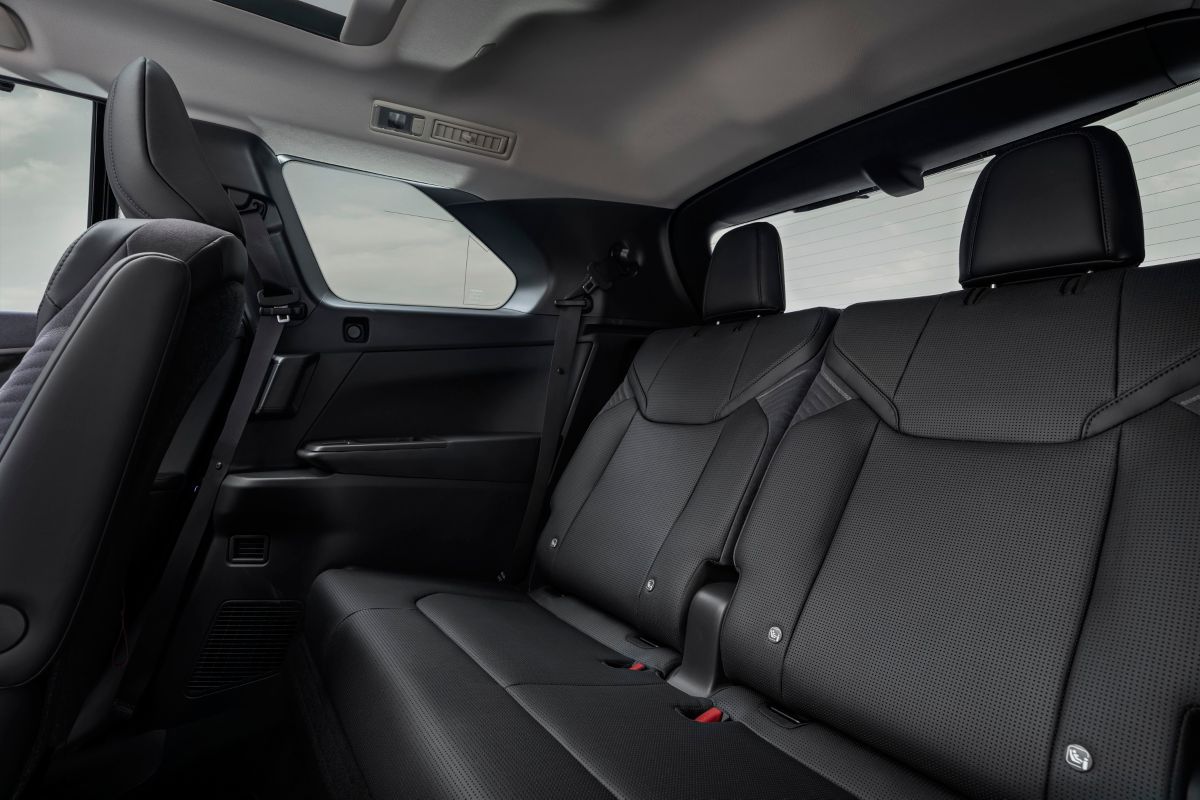Lexus TZ interior Driving Lounge