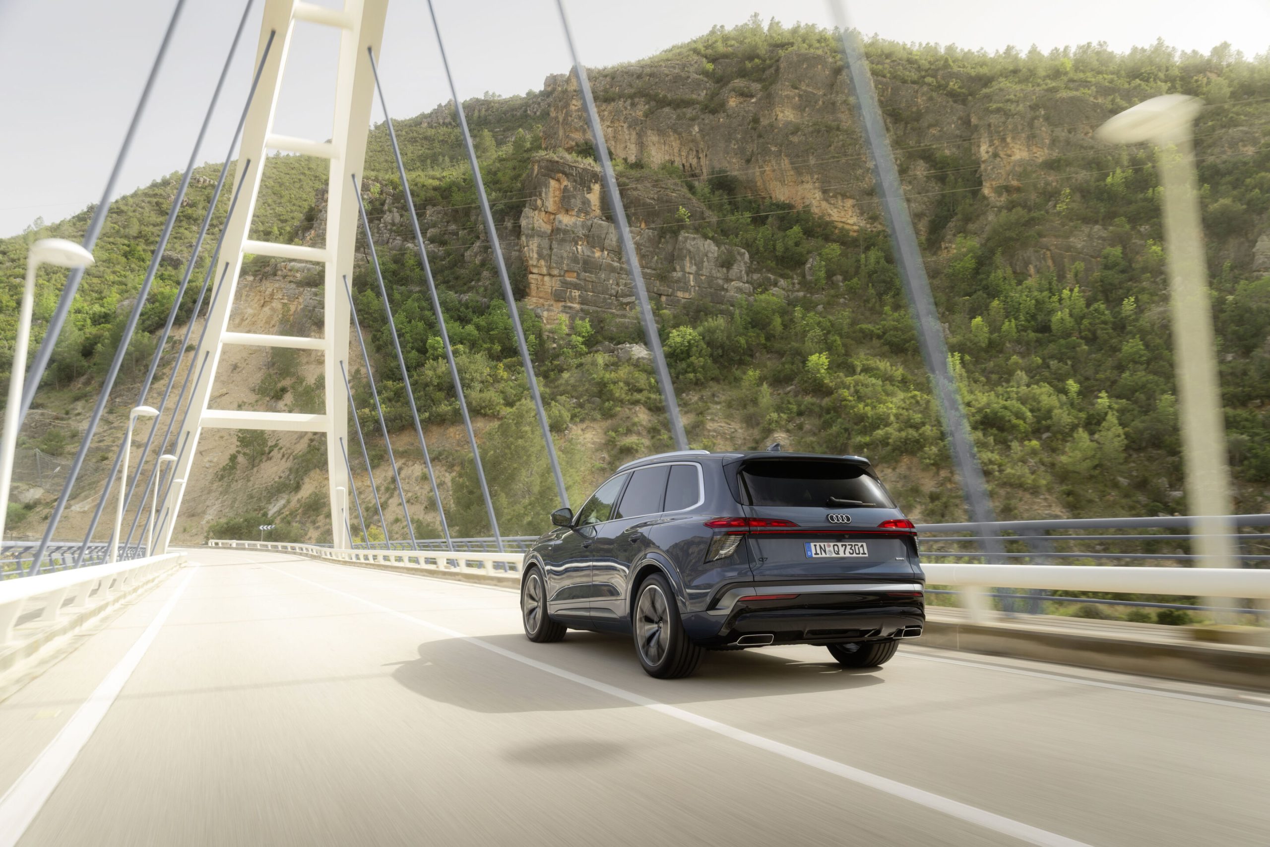 Audi Q7 visto de três quartos traseira em andamento