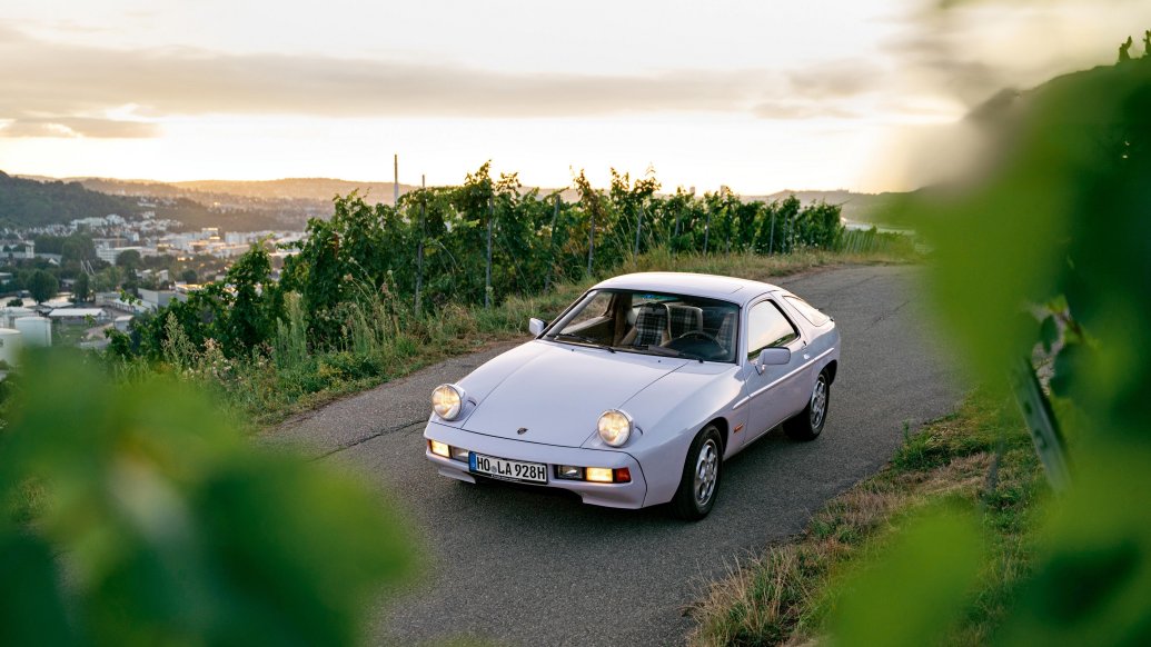 Porsche 928 com faróis pop-up fechados