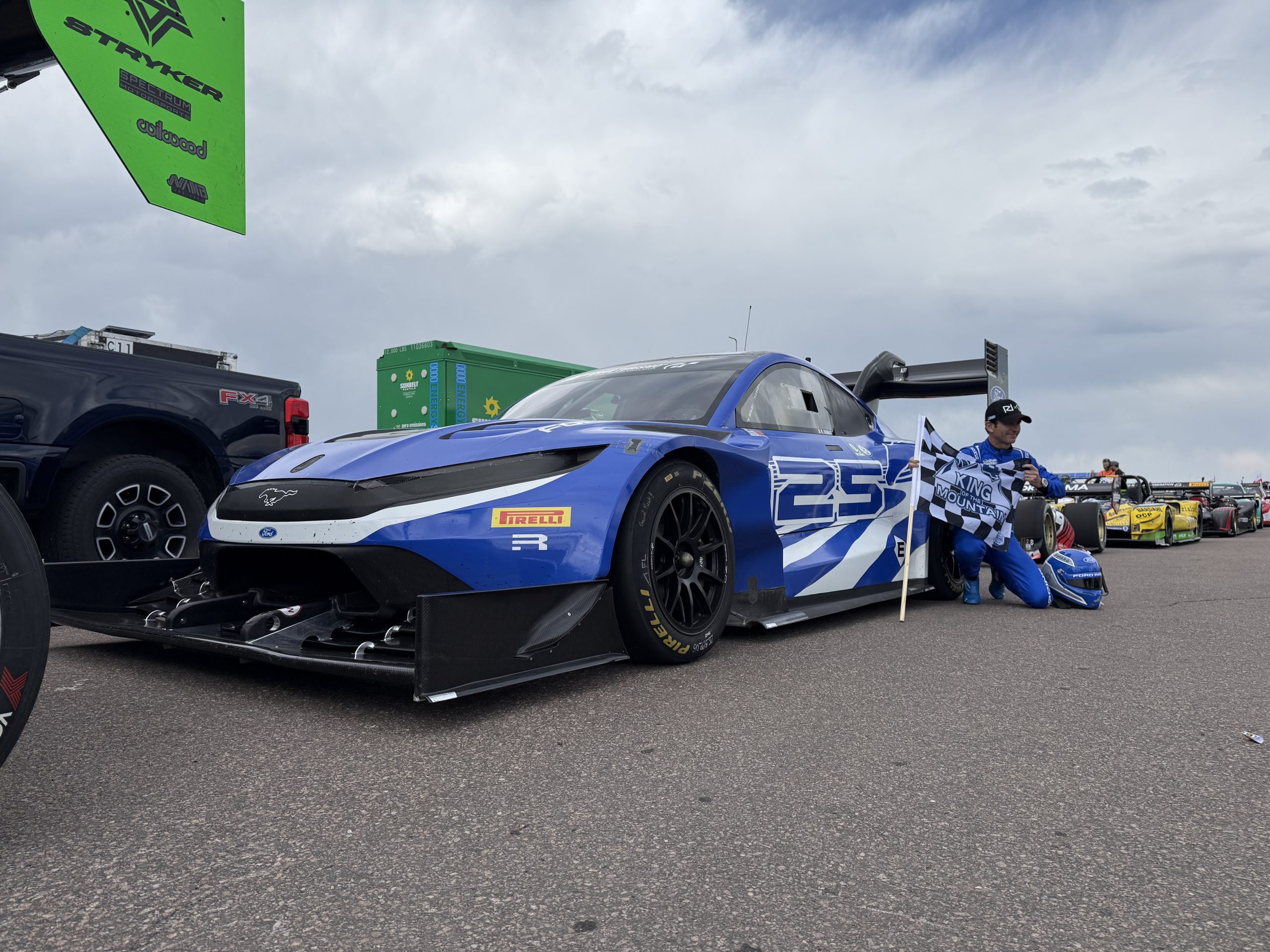 Romain Dumas junto ao Super Mustang Mach-E em Pikes Peak