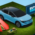 Nissan LEAF azul junto a tenda com cadeiras e projetor