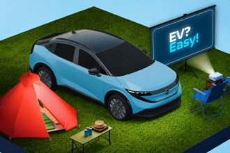 Nissan LEAF azul junto a tenda com cadeiras e projetor