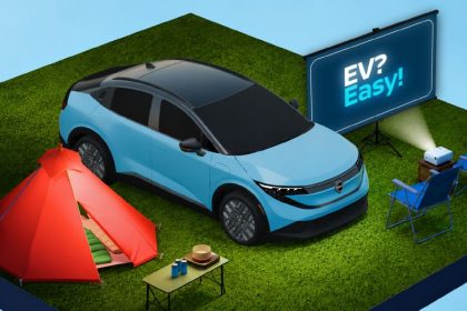 Nissan LEAF azul junto a tenda com cadeiras e projetor